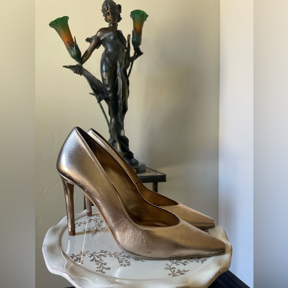 NWT Daniele Ancarani Gold/hint of Rose Gold Pump in Size EU 38/ US 7.5